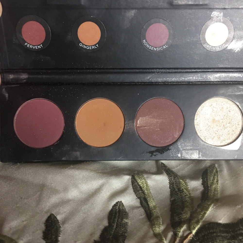 Younique eye shadow quad pallet